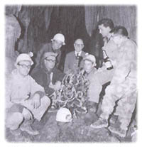 Anelli e un gruppo di speleologi in grotta