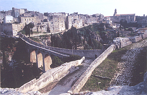 Veduta generale del ponte-canale a Gravina in Puglia