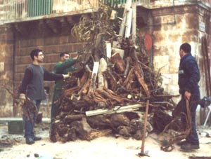 Alcuni soci preparano il Falò 2002
